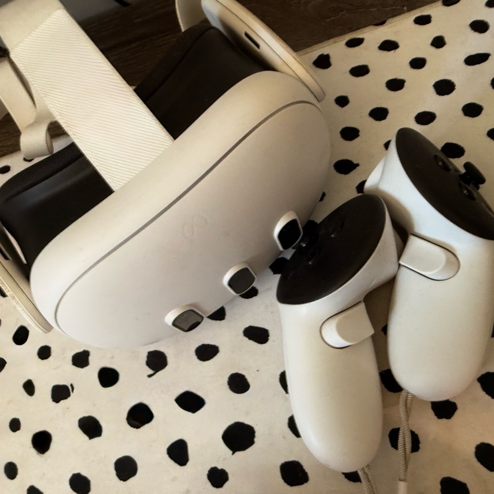Oculus Meta Quest 2 VR Headset + Controllers